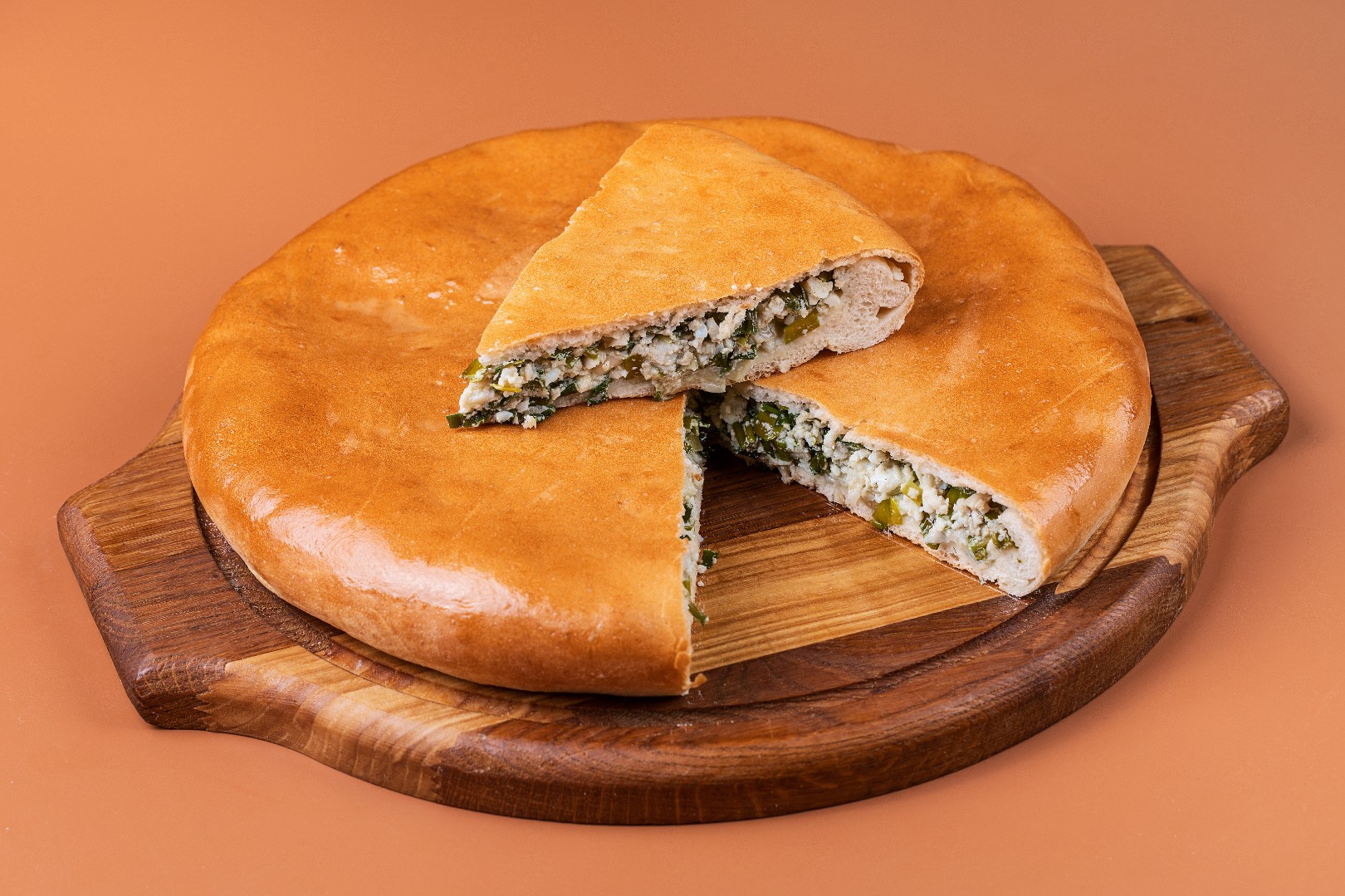 Пирог осетинский с зеленым луком, сыром и яйцом Пирог осетинский с зеленым луком, сыром и яйцом