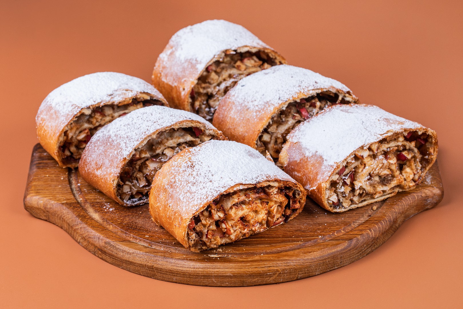 Штрудель с яблоком и грецким орехом Штрудель с яблоком и грецким орехом